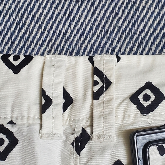 Old Navy Shorts - Cotton - 4 Pockets - Belt Loops - Cream + Black - EUC - Picture 7 of 11